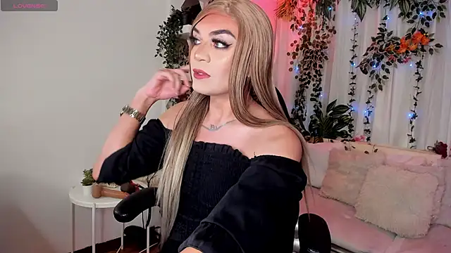 Snapshot of karol_elegance_ chatting on 03/16/26, 01:04 karol elegance online show from 03/16/26, 01:04