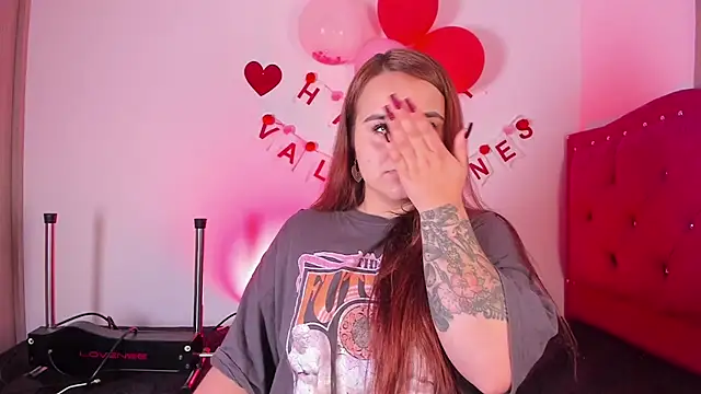 Snapshot of evy_orange1 chatting on 02/12/25, 04:44 evy orange1 online show from 02/12/25, 04:44