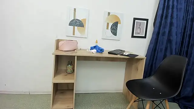 Snapshot of Emma_Jnes chatting on 12/23/24, 09:18 Emma Jnes online show from 12/23/24, 09:18