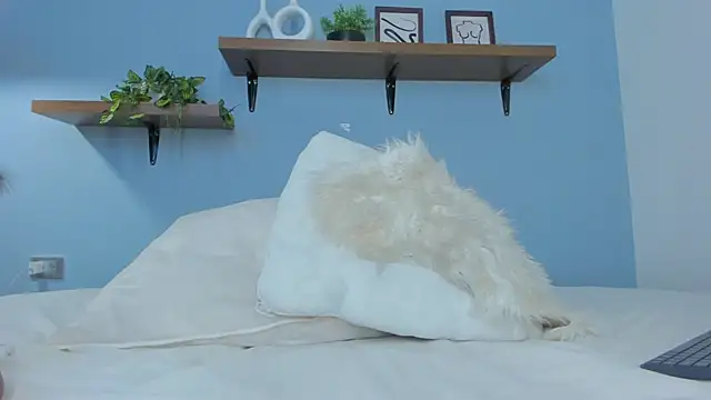 Snapshot of annawelk_ chatting on 10/17/25, 12:41 annawelk online show from 10/17/25, 12:41