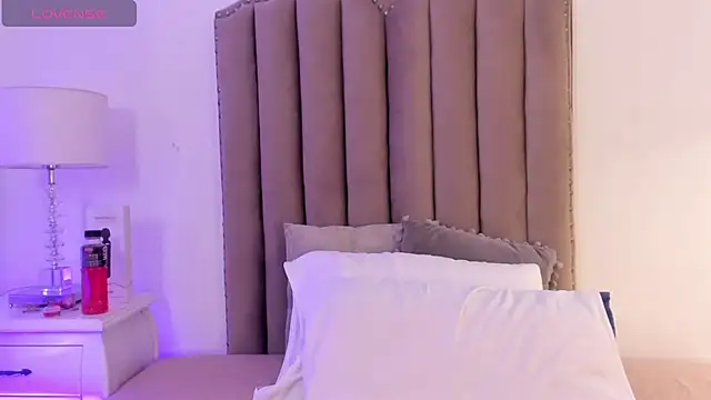 SamanthaFerrer   online show from 02/06/25, 08:02