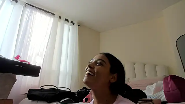 Snapshot of evely_coelloo chatting on 02/04/26, 07:42 evely coelloo online show from 02/04/26, 07:42