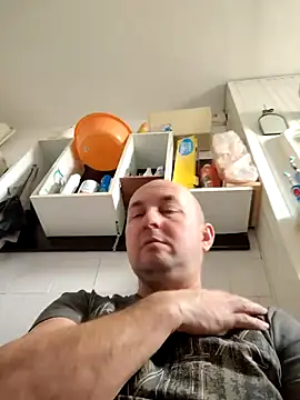 Snapshot of intx800 chatting on 01/25/25, 11:44 intx800 online show from 01/25/25, 11:44