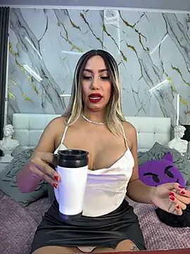 Snapshot of EmilyLeah_ chatting on 03/07/25, 02:23 EmilyLeah online show from 03/07/25, 02:23