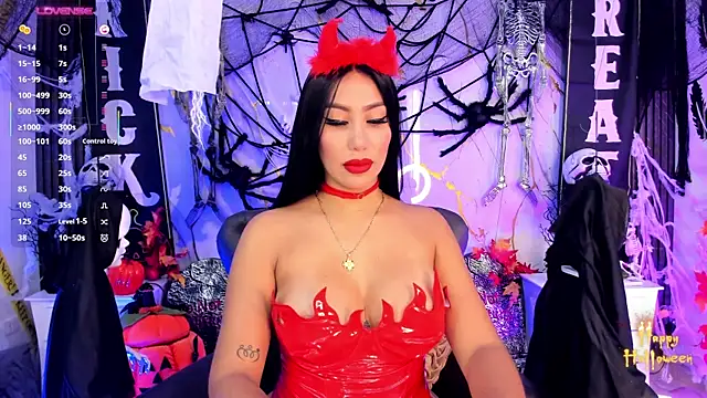 Snapshot of EmilyLeah_ chatting on 10/24/25, 02:13 EmilyLeah online show from 10/24/25, 02:13