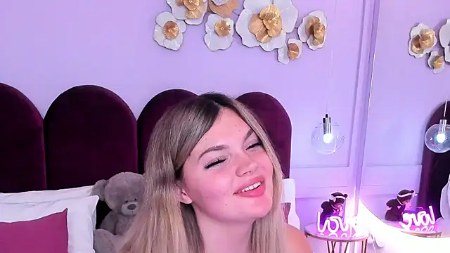 Snapshot of ZaraBloom chatting on 12/23/25, 04:21 ZaraBloom online show from 12/23/25, 04:21