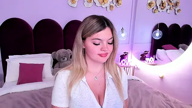 Snapshot of ZaraBloom chatting on 01/10/26, 03:30 ZaraBloom online show from 01/10/26, 03:30