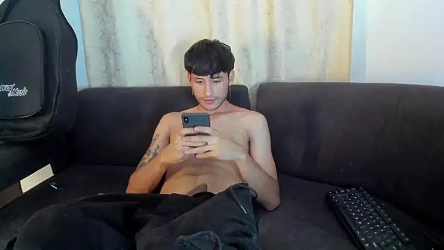 Snapshot of Henrikk_senn chatting on 10/15/25, 09:48 Henrikk senn online show from 10/15/25, 09:48
