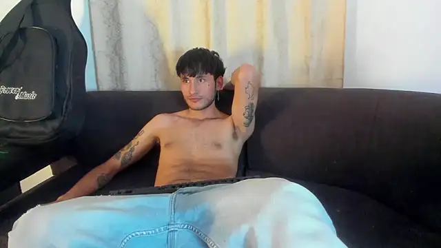 Snapshot of Henrikk_senn chatting on 10/20/25, 12:22 Henrikk senn online show from 10/20/25, 12:22