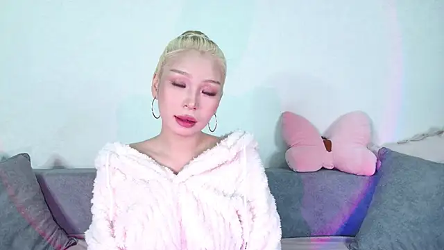 Snapshot of RileyMee chatting on 01/06/25, 03:31 RileyMee online show from 01/06/25, 03:31