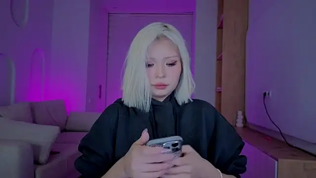 Snapshot of RileyMee chatting on 09/30/25, 12:54 RileyMee online show from 09/30/25, 12:54