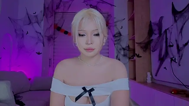 Snapshot of RileyMee chatting on 10/26/25, 12:22 RileyMee online show from 10/26/25, 12:22