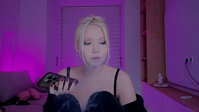 Snapshot of RileyMee chatting on 11/04/25, 12:32 RileyMee online show from 11/04/25, 12:32