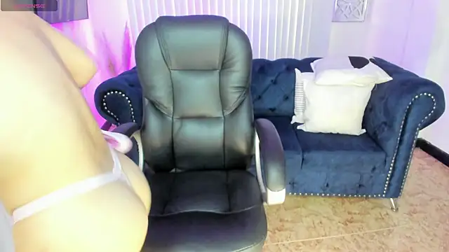 Snapshot of naomii_campbell_ chatting on 12/13/24, 03:54 naomii campbell online show from 12/13/24, 03:54