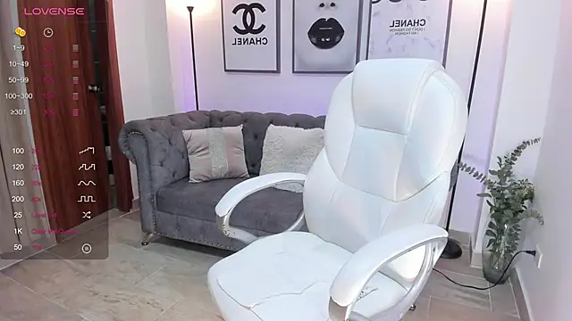 Snapshot of naomii_campbell_ chatting on 03/01/25, 12:45 naomii campbell online show from 03/01/25, 12:45