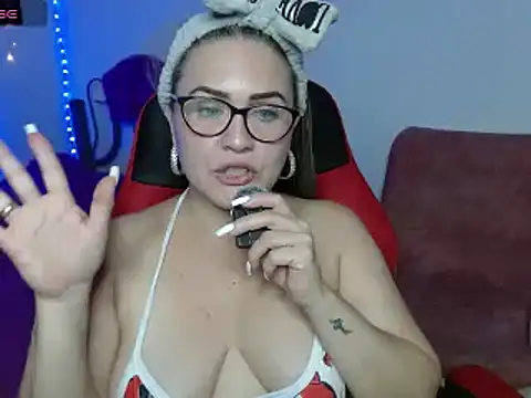 Snapshot of helenca43 chatting on 02/02/25, 02:48 helenca43 online show from 02/02/25, 02:48
