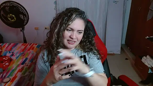 Snapshot of helenca43 chatting on 09/16/25, 11:22 helenca43 online show from 09/16/25, 11:22