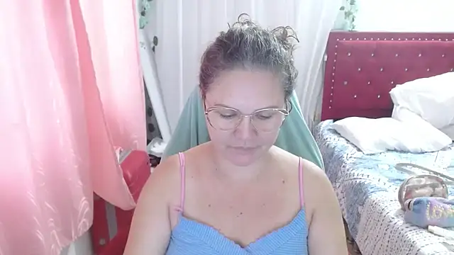 Snapshot of helenca43 chatting on 09/24/25, 11:02 helenca43 online show from 09/24/25, 11:02