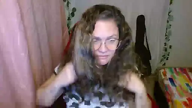 Snapshot of helenca43 chatting on 10/10/25, 09:41 helenca43 online show from 10/10/25, 09:41