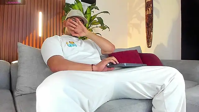 Snapshot of lucasanto_ chatting on 02/20/26, 03:36 lucasanto online show from 02/20/26, 03:36