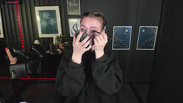 Snapshot of Lily_Moonlight chatting on 12/07/24, 06:32 Lily Moonlight online show from 12/07/24, 06:32