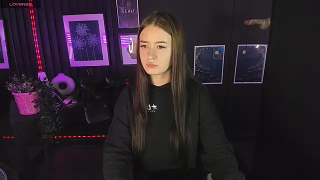 Snapshot of Lily_Moonlight chatting on 12/14/24, 07:18 Lily Moonlight online show from 12/14/24, 07:18