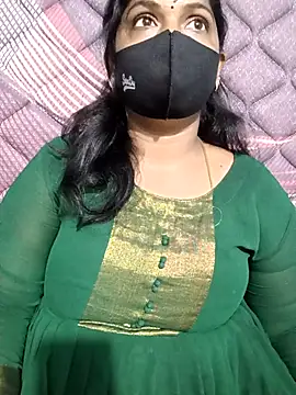 Snapshot of Renuma chatting on 11/25/25, 03:39 Renuma online show from 11/25/25, 03:39