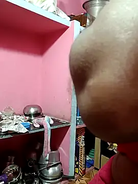 Snapshot of Renuma chatting on 11/30/25, 12:25 Renuma online show from 11/30/25, 12:25