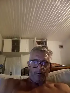 Snapshot of NICJOHNS chatting on 02/14/25, 07:02 NICJOHNS online show from 02/14/25, 07:02