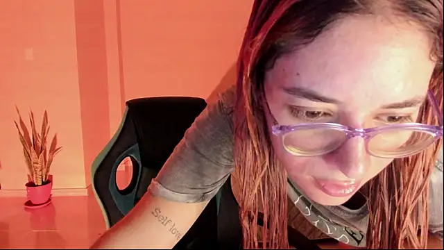 Snapshot of atenas_05_ chatting on 02/14/26, 10:50 atenas 05 online show from 02/14/26, 10:50