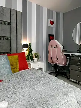 Julianewell online show from 12/18/25, 12:33