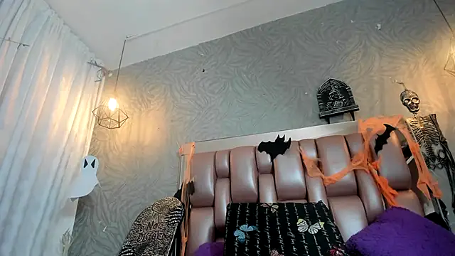 Snapshot of KOURTNEY-- chatting on 10/14/25, 01:39 KOURTNEY-- online show from 10/14/25, 01:39