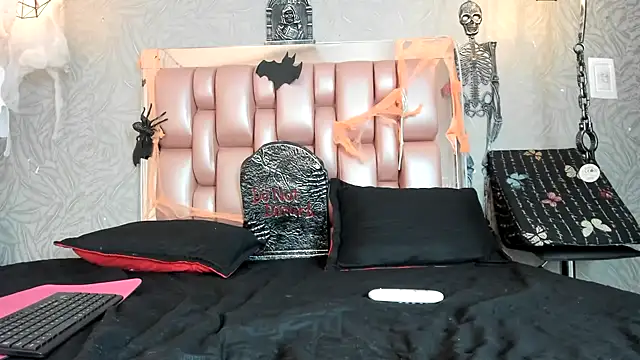 KOURTNEY-- online show from 10/25/25, 02:08