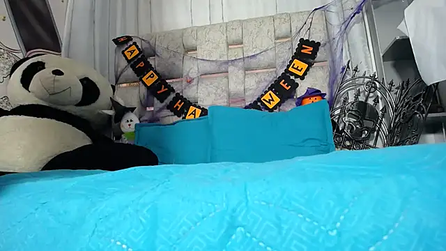 KOURTNEY-- online show from 10/28/25, 01:53