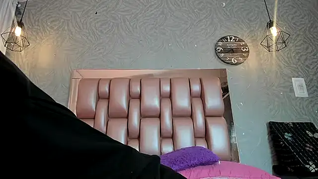 KOURTNEY-- online show from 11/30/25, 02:15