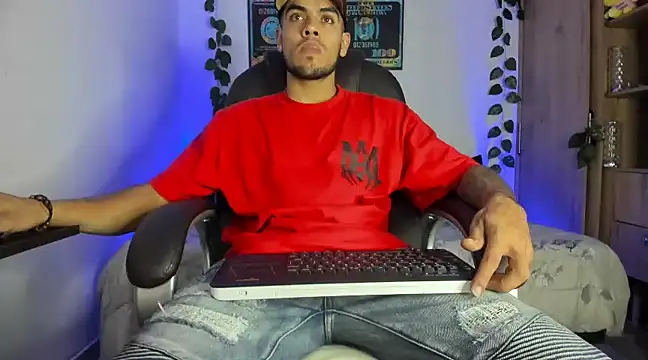 Snapshot of mikee_scooth chatting on 02/26/25, 01:21 mikee scooth online show from 02/26/25, 01:21