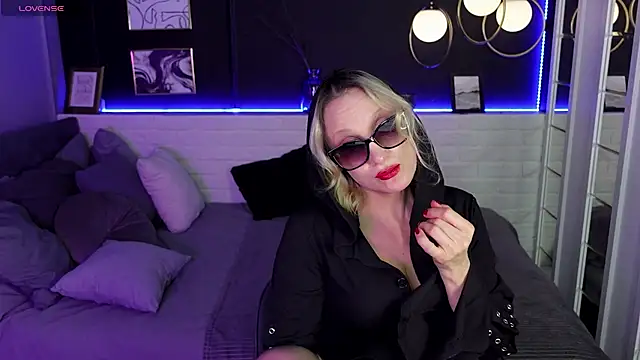 Snapshot of Queen_Anna_ chatting on 01/11/25, 07:49 Queen Anna online show from 01/11/25, 07:49