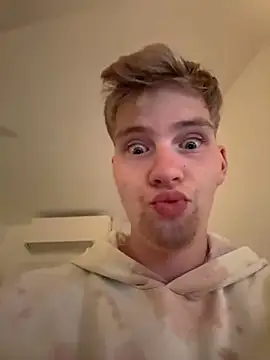 Snapshot of CDLukeLucy420 chatting on 10/02/25, 07:10 CDLukeLucy420 online show from 10/02/25, 07:10