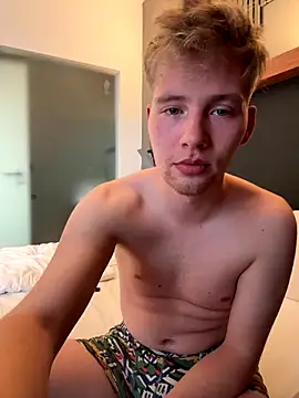 Snapshot of CDLukeLucy420 chatting on 10/05/25, 04:05 CDLukeLucy420 online show from 10/05/25, 04:05