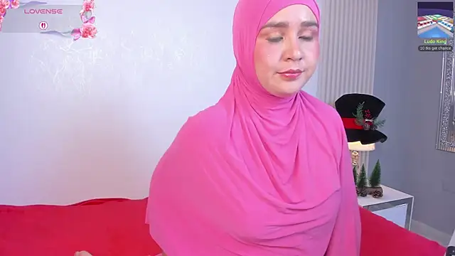 Snapshot of SamiQuest chatting on 12/22/25, 05:15 SamiQuest online show from 12/22/25, 05:15