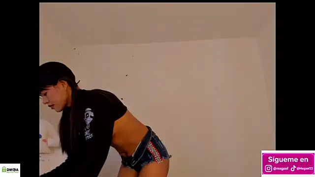 Snapshot of meganthompsonn22 chatting on 11/12/25, 01:44 meganthompsonn22 online show from 11/12/25, 01:44