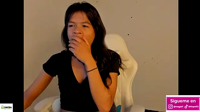 Snapshot of meganthompsonn22 chatting on 11/17/25, 12:11 meganthompsonn22 online show from 11/17/25, 12:11