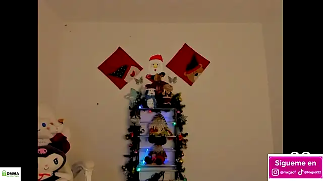 Snapshot of meganthompsonn22 chatting on 11/24/25, 12:43 meganthompsonn22 online show from 11/24/25, 12:43