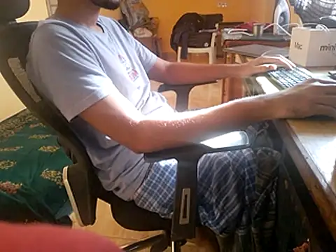 Snapshot of Aloneguy_bangalore chatting on 12/22/25, 10:01 Aloneguy bangalore online show from 12/22/25, 10:01
