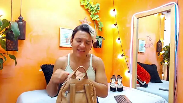 Snapshot of aslyhernandez_7 chatting on 12/21/24, 11:22 aslyhernandez 7 online show from 12/21/24, 11:22