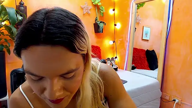 Snapshot of aslyhernandez_7 chatting on 12/30/24, 08:36 aslyhernandez 7 online show from 12/30/24, 08:36