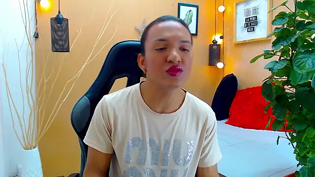 Snapshot of aslyhernandez_7 chatting on 09/17/25, 12:07 aslyhernandez 7 online show from 09/17/25, 12:07