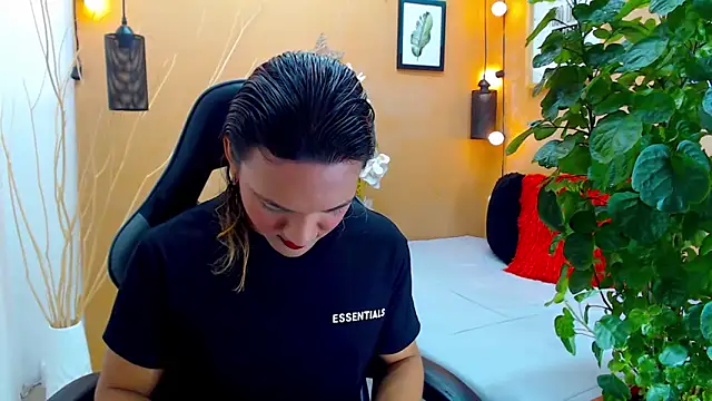 Snapshot of aslyhernandez_7 chatting on 09/18/25, 12:18 aslyhernandez 7 online show from 09/18/25, 12:18