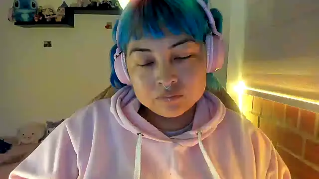 Snapshot of Shaddycute_ chatting on 12/22/25, 01:02 Shaddycute online show from 12/22/25, 01:02