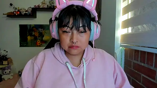 Snapshot of Shaddycute_ chatting on 03/10/26, 01:27 Shaddycute online show from 03/10/26, 01:27